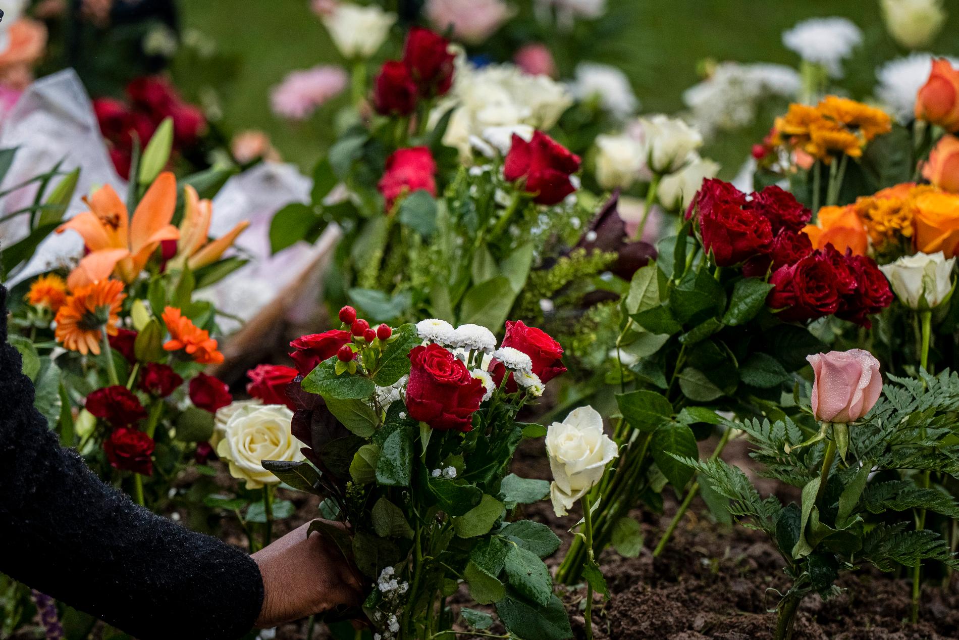 Flera människor lämnade blommor på graven. 