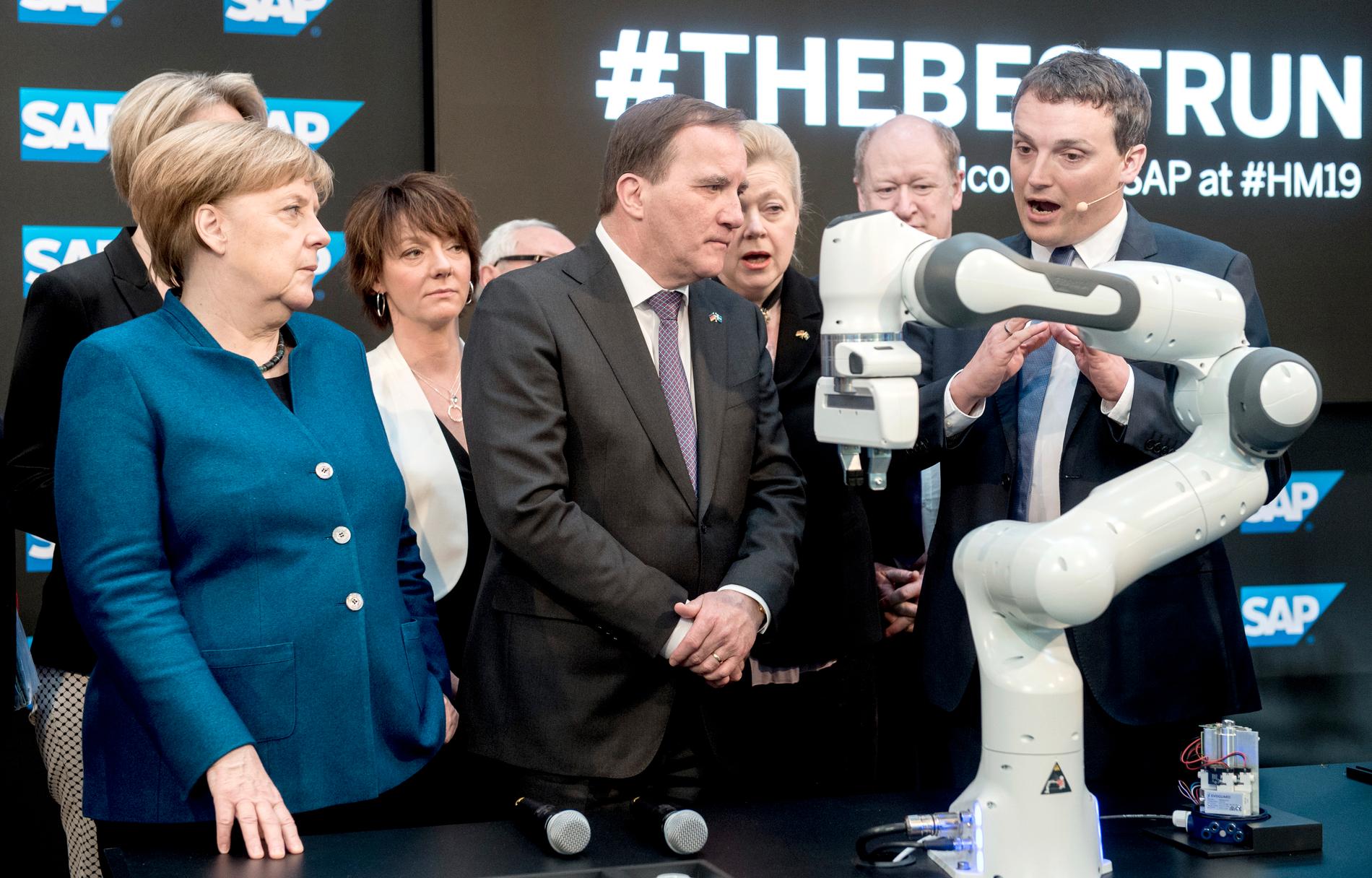 Tysklands förbundskansler Angela Merkel och statsminister Stefan Löfven fick se många robotar när världens största industrimässa invigdes i Hannover.