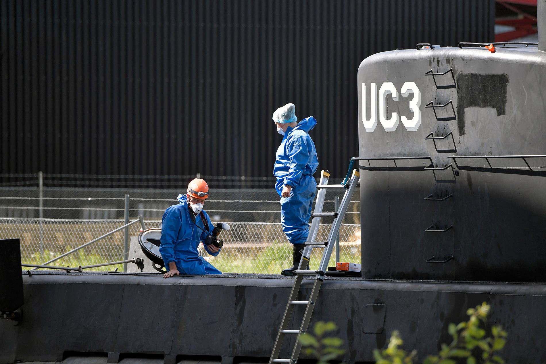 Polistekniker undersöker Peter Madsens ubåt Nautilus.