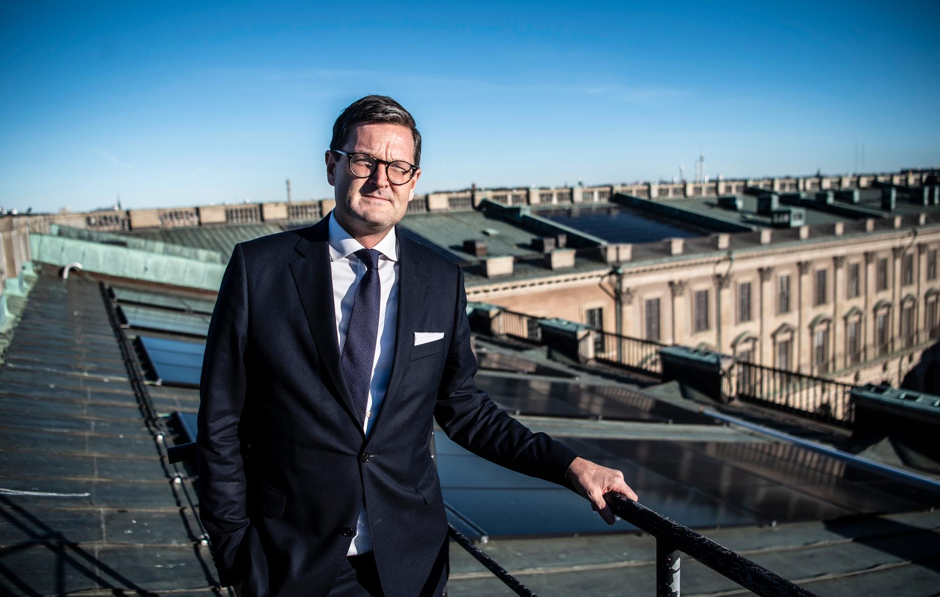 Erik Kampmann är slottsfogde på Kungliga slottet. Han visar de solpaneler som monterades på slottets tak 2018. Snart kommer ytterligare 1600 kvadratmeter av slottets tak att täckas av solceller. 