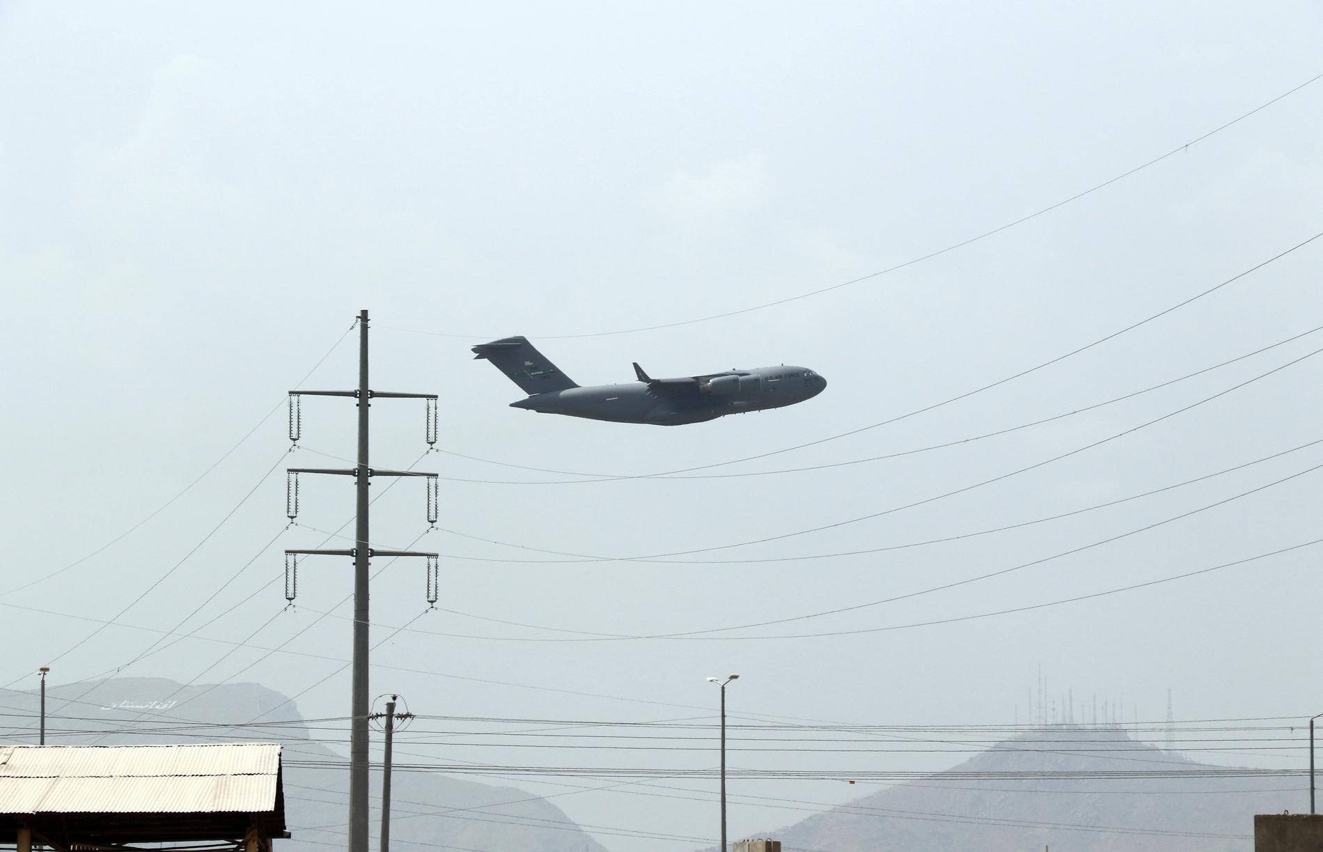 Ett av de sista amerikanska planen som lämnade Kabul under måndagen.