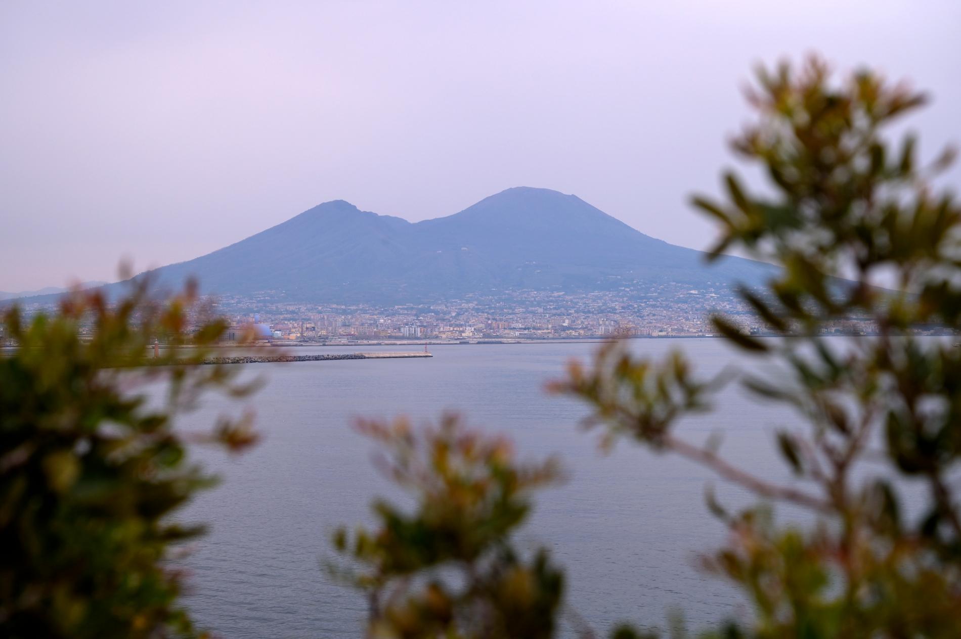 Vulkanen Vesuvius vid Neapel.