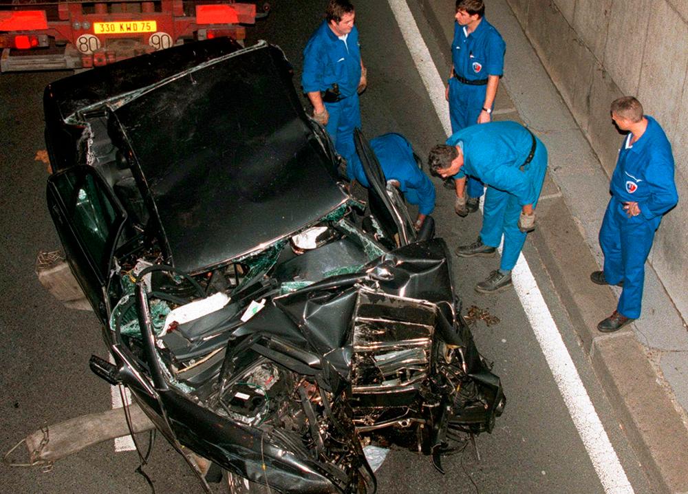 Diana och Dodis Mercedes blev demolerad vid kraschen i Pont de l’Alma-tunneln i Paris. Chauffören och Dodi Al Fayed dog direkt. Diana och parets livvakt levde när ambulansen kom. 