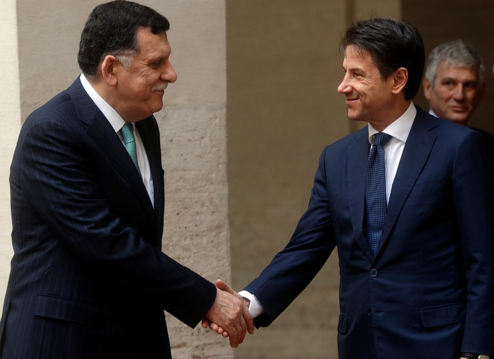 Libyens premiärminister Fayez al-Sarraj hälsar på Italiens dito Giuseppe Conte i Rom i oktober. Nu möts de igen i Palermo. Arkivbild.