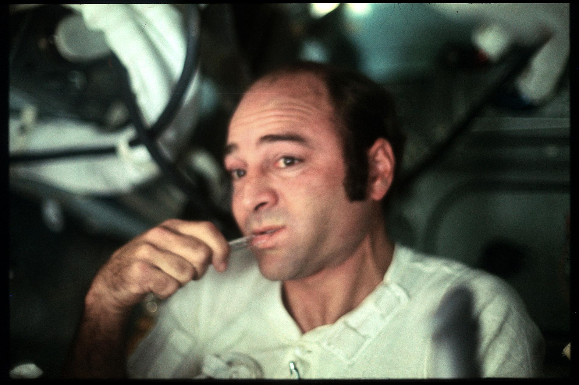 Ronald E Evans borstar tänderna ombord på Apollo 17. Året är 1972.