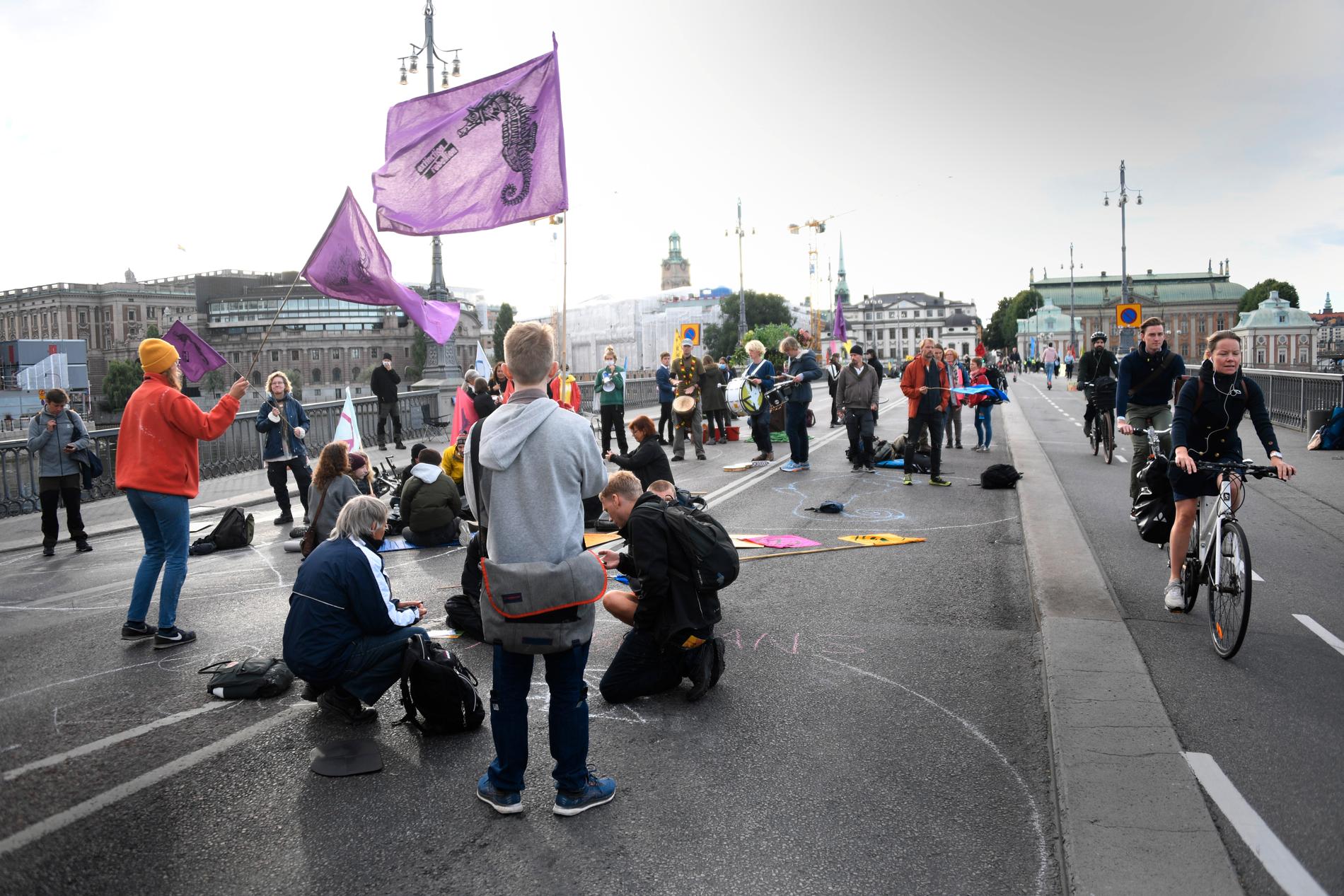 Just nu blockerar klimataktivistgruppen både Vasabron och Norrbro i centrala Stockholm. 