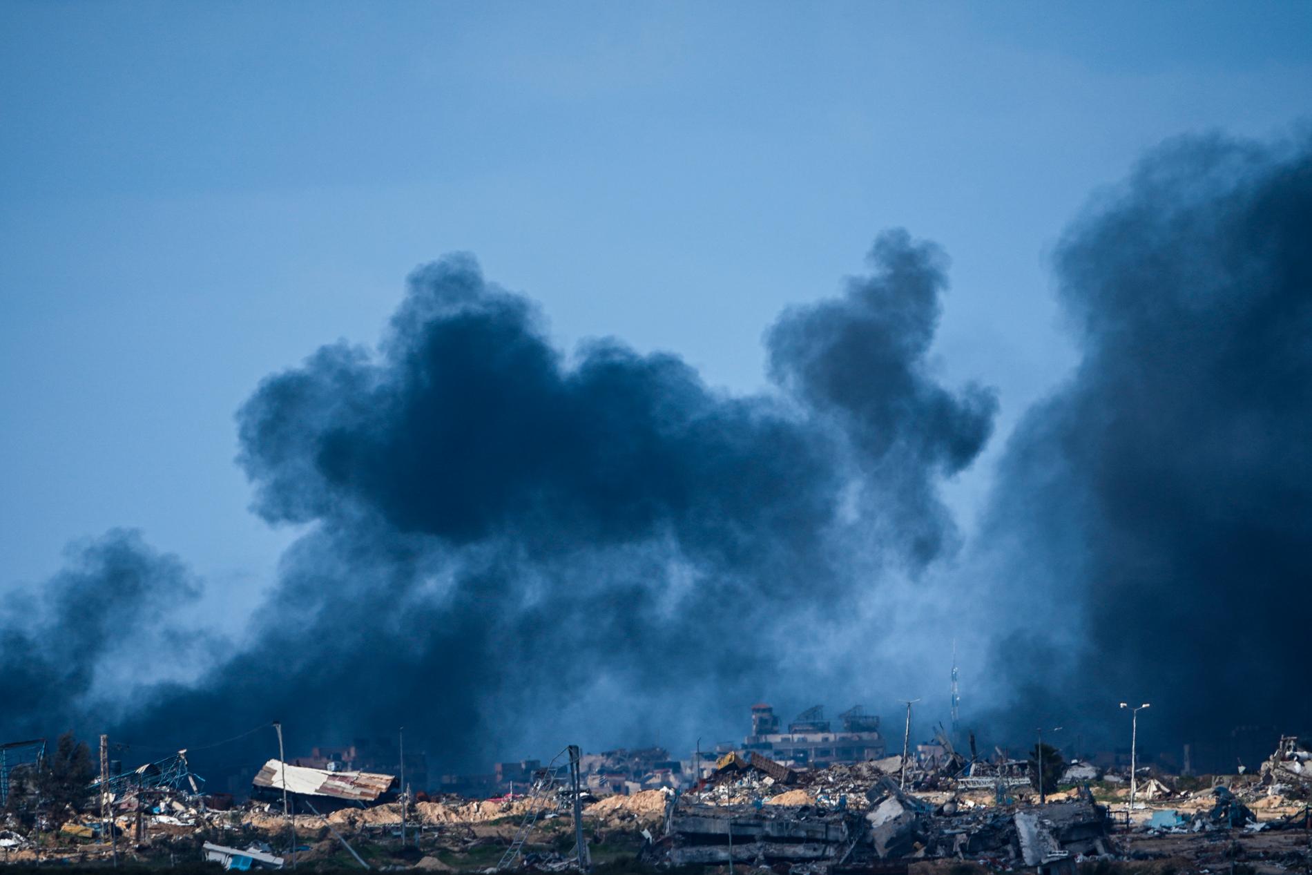 Rök över Gaza efter ett israelisk bombangrepp.
