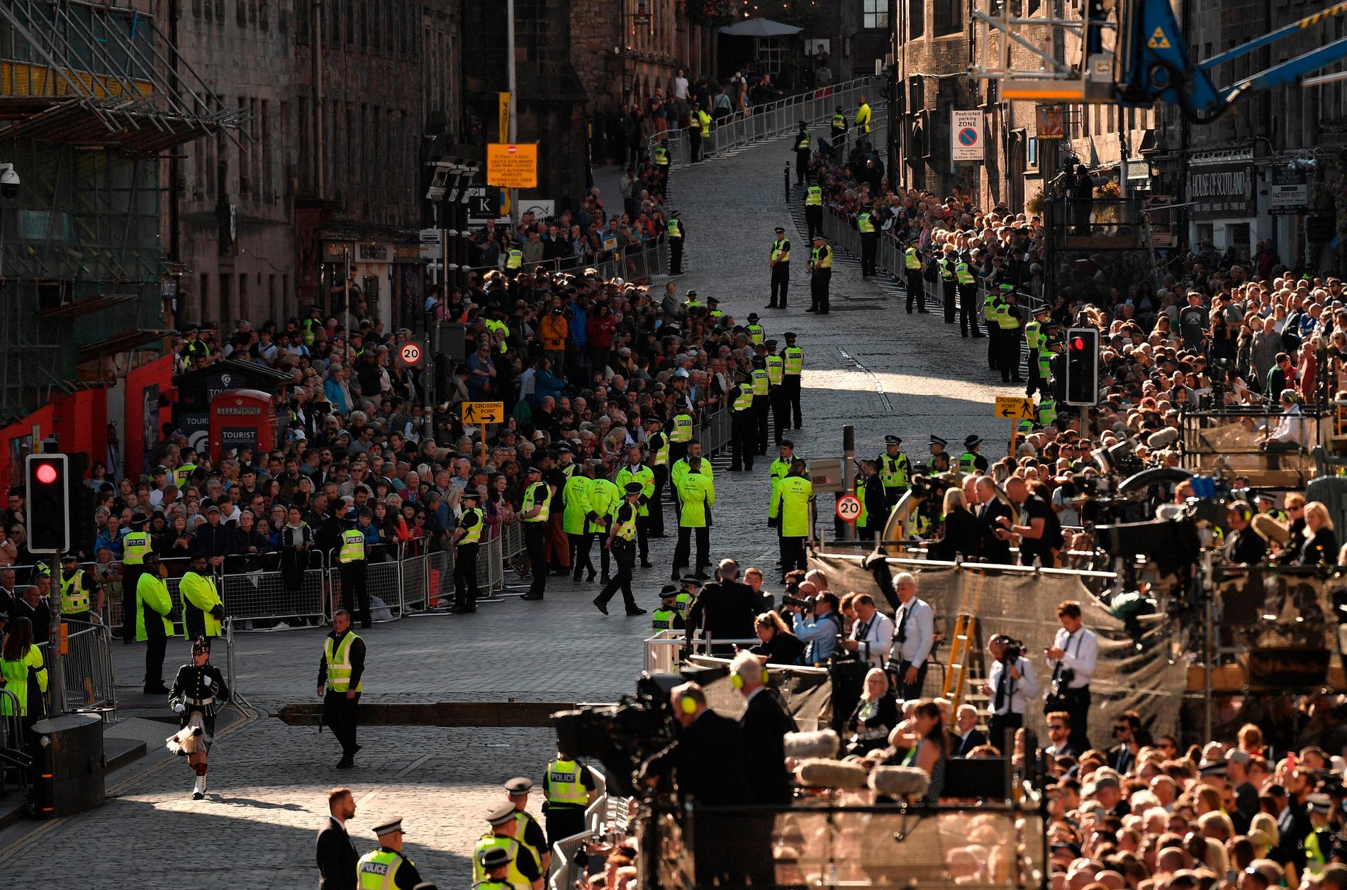 Tusentals samlades längs Edinburgh gator på tisdagen för att se drottning Elizabeth II:s kista lämna St Giles Cathedral.