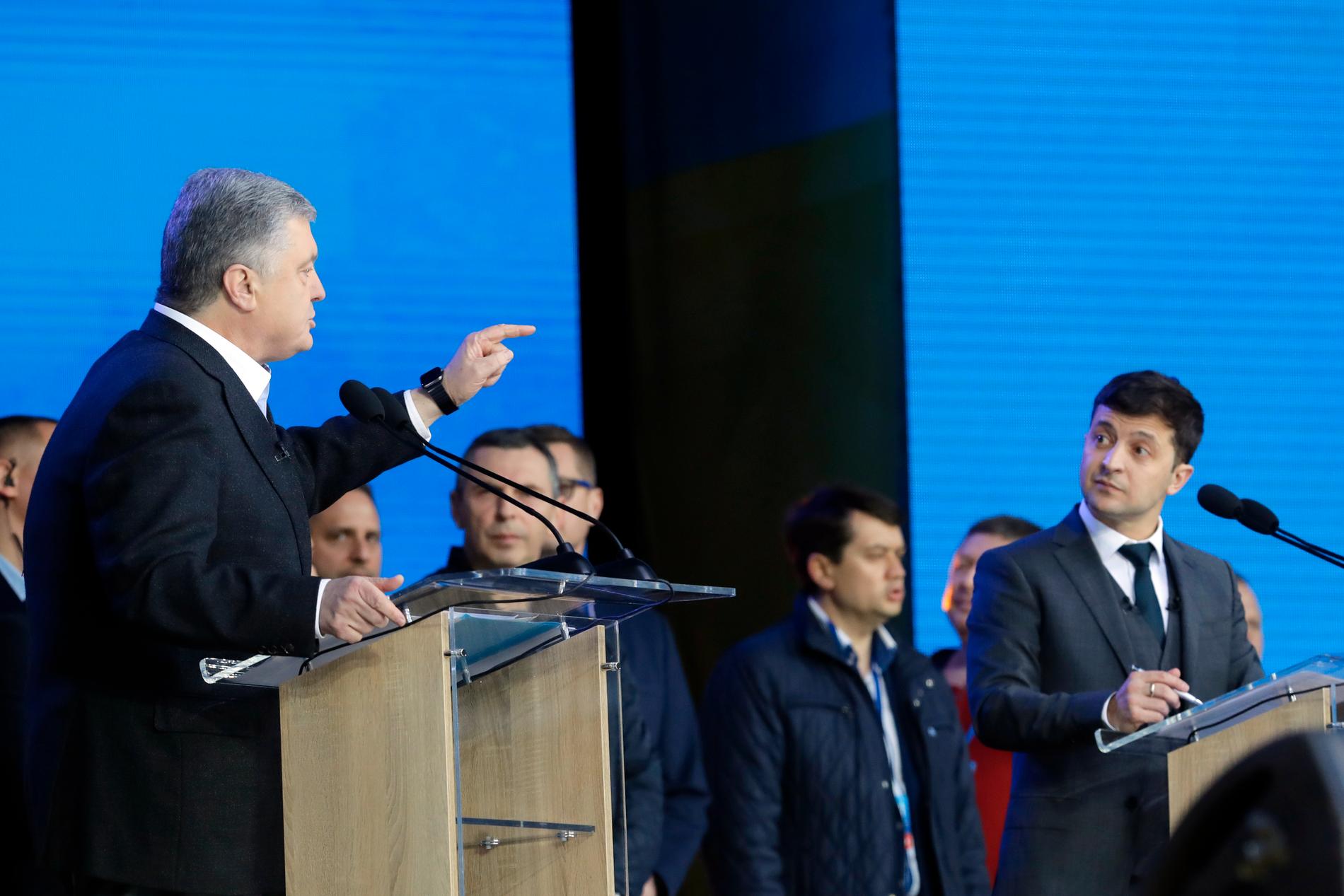 Kandidaterna Petro Porosjenko och Volodymyr Zelenskyj i fredagskvällens valdebatt.