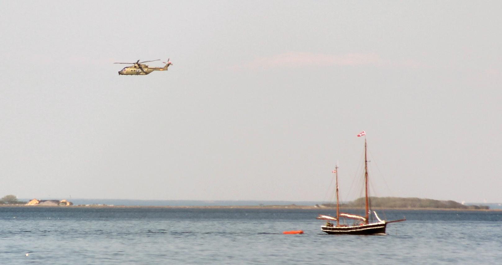 En person fick bärgas med helikopter efter att en båt med asylsökande kapsejsade i Öresund under måndagen.