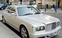 När David Beckham åker på shoppingtur i England åker han helst i en av sina Bentleys.