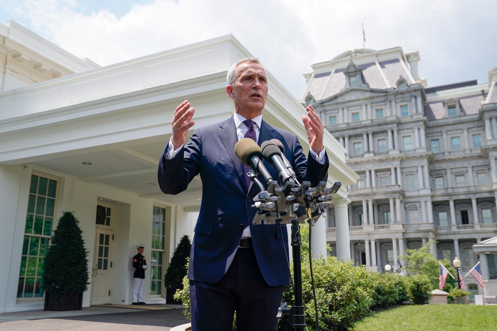 Natos generalsekreterare Jens Stoltenberg håller presskonferens utanför Vita huset i Washington där han på torsdagen träffade USA:s president Joe Biden.