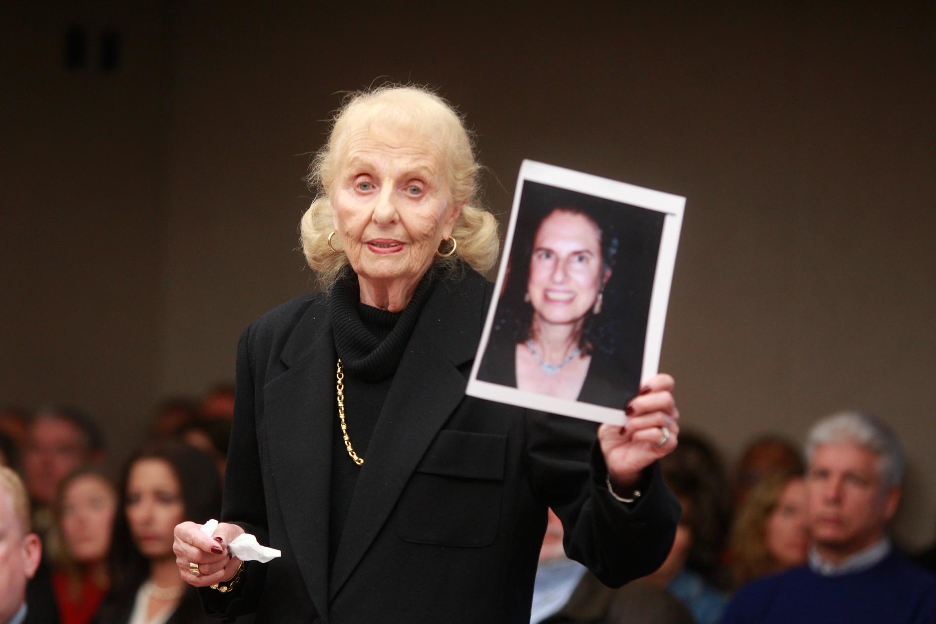 Marcia Zucker håller upp en bild på sin dotter Helene Seeman som dog när Amy Locane körde in i hennes bil.