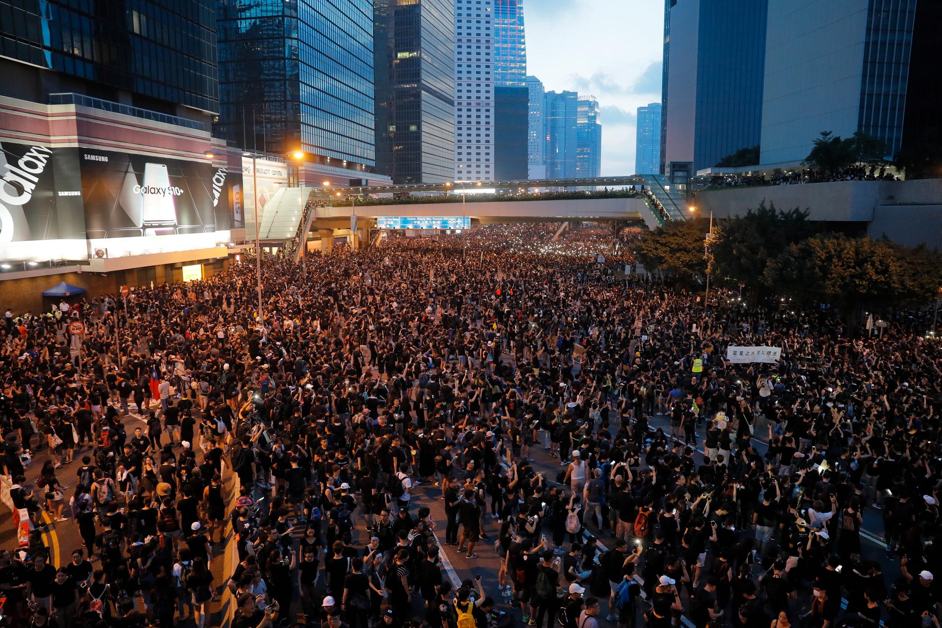 Demonstranter i Hongkong på söndagen.