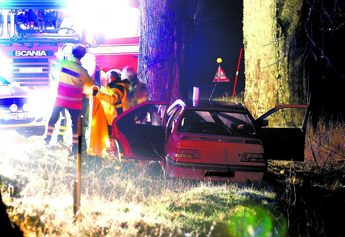 Körde in i ett träd En bil sladdade i går av vägen och in i ett träd mellan Vretstorp pch Fjugesta.