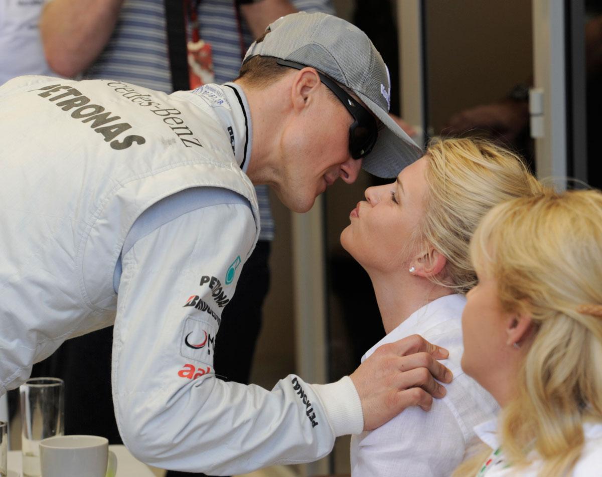 2010 Puss igen, älskling! Här pussar han på frun Corrina efter GP-loppet i Bahrain.