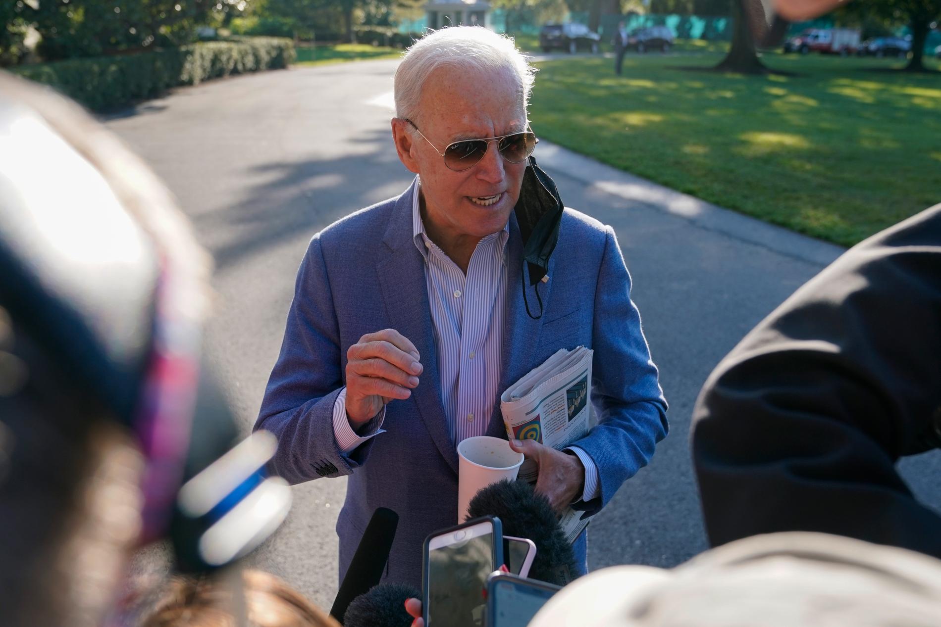 USA:s president Joe Biden svarar på frågor om det stora infrastrukturpaketet från journalister innan han reser till sin privatbostad i delstaten Delaware över helgen.