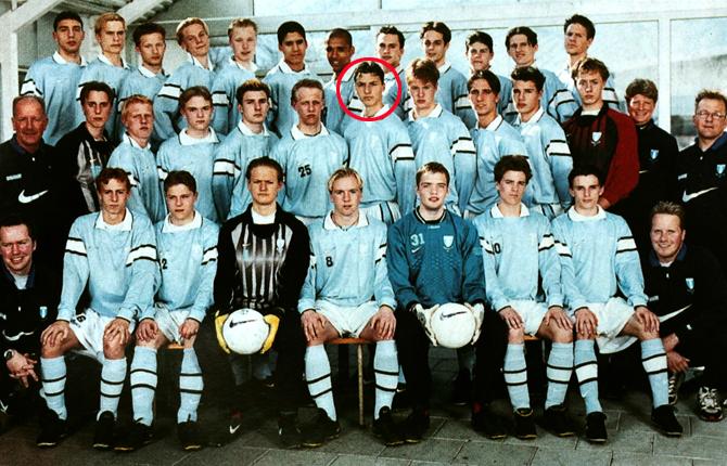 Zlatan Ibrahimovic (inringad) i MFF:s juniorlag på en lagbild från 1999. På bilden syns även Markus Rosenberg (fyra från vänster översta raden).