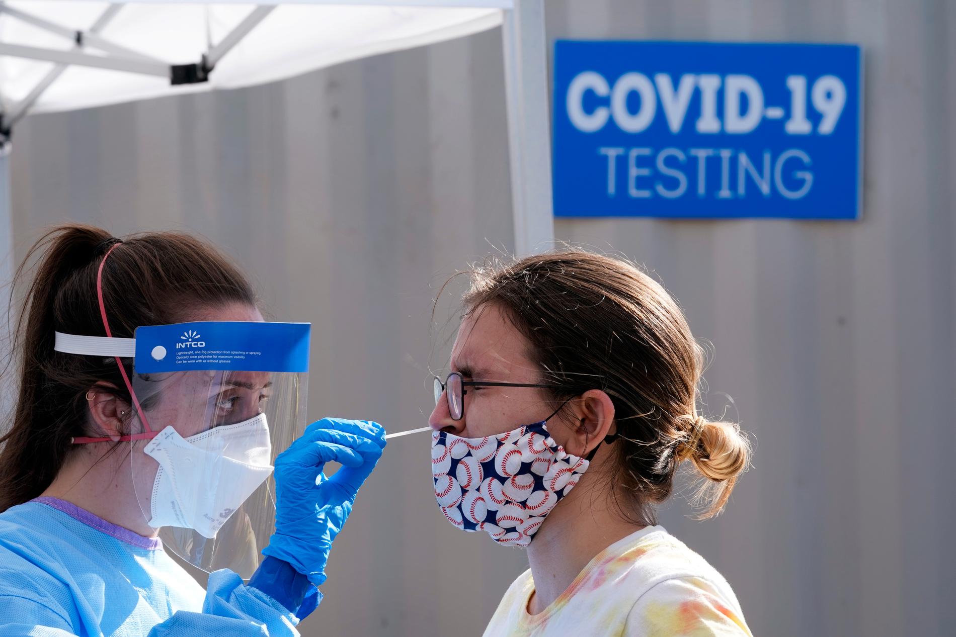 En kvinna testas för covid-19 i Seattle i USA. Arkivbild.