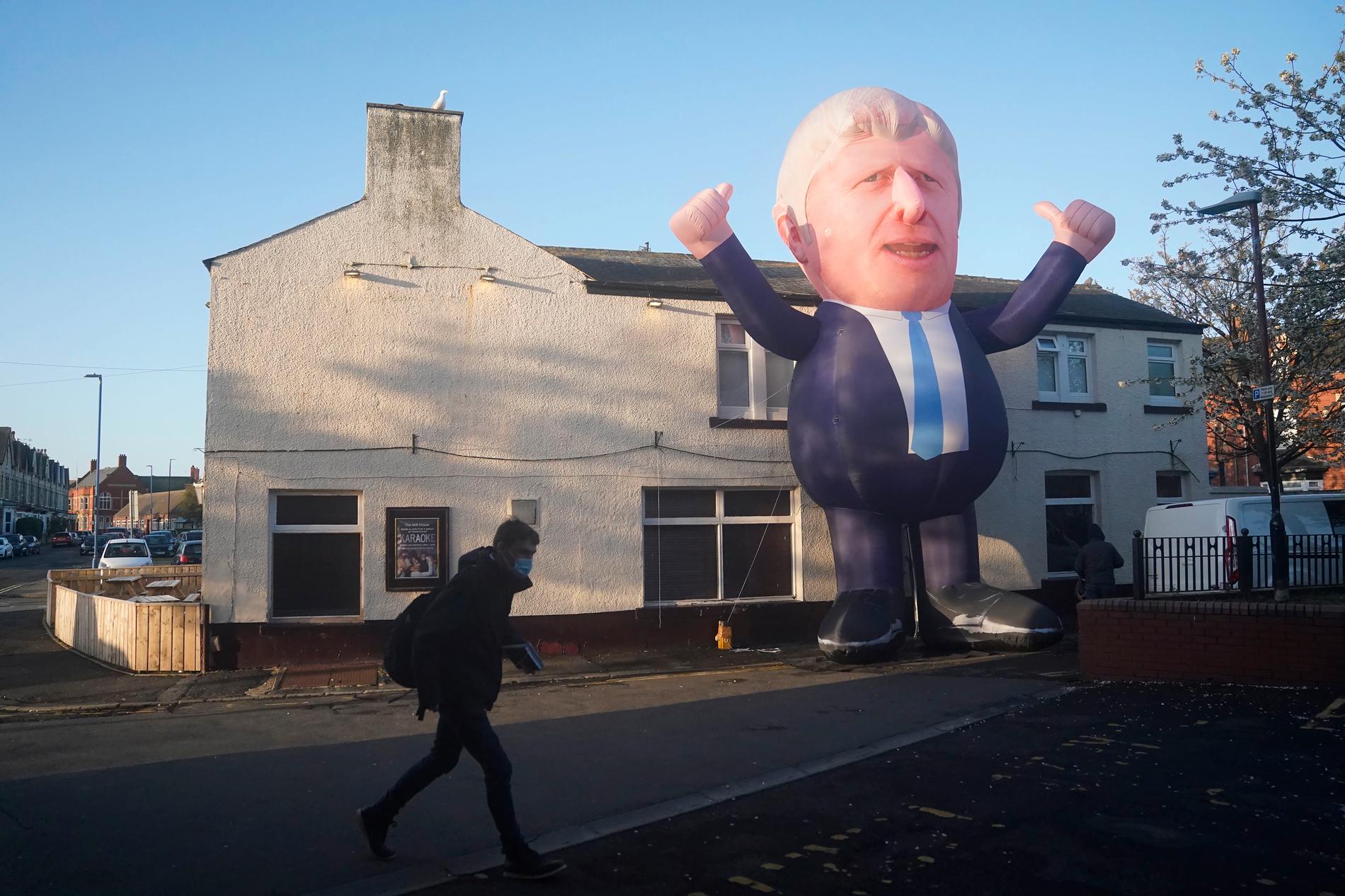 En uppblåsbar Boris Johnson-figur ger tummen upp för valresultatet i Hartlepool.