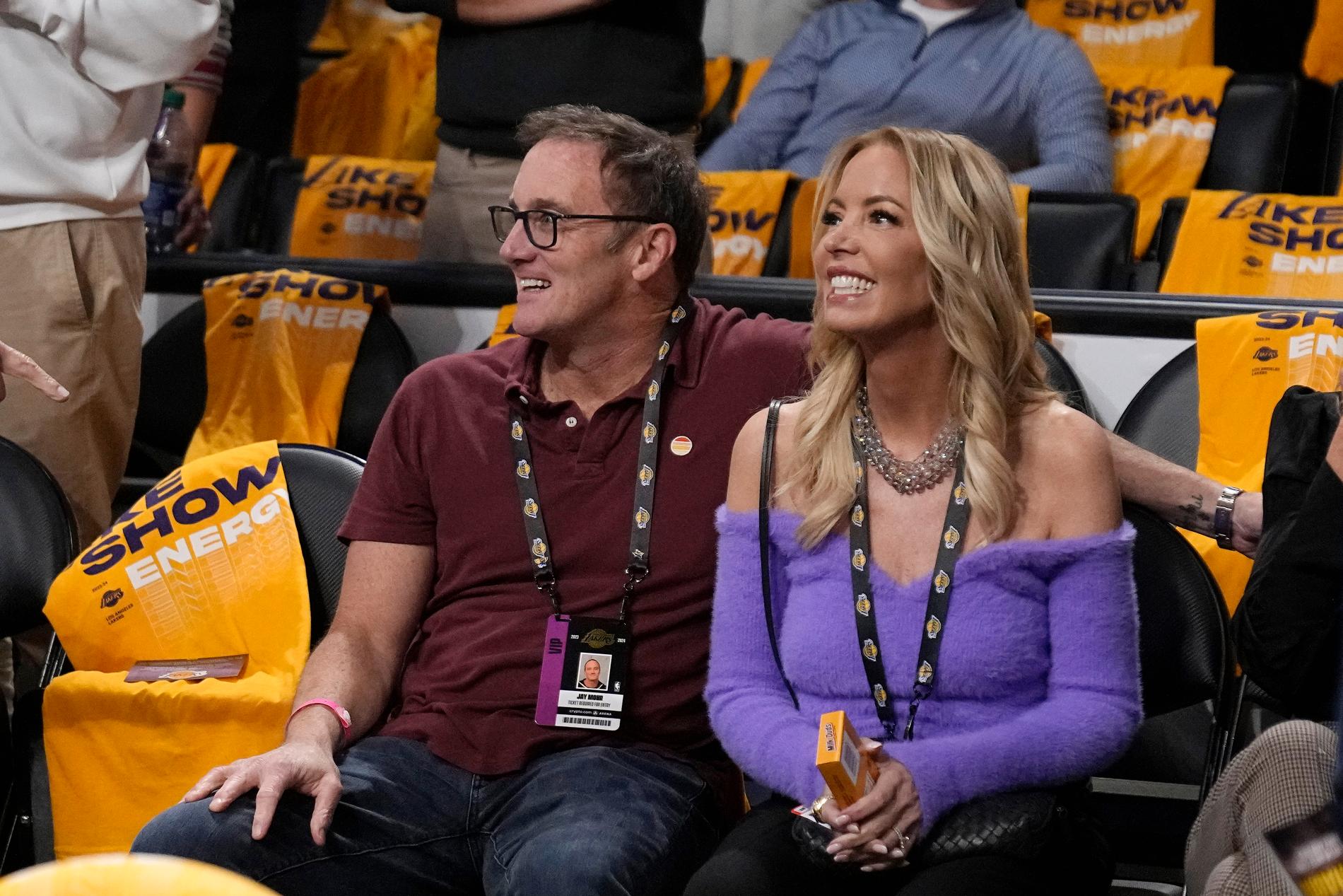 Los Angeles Lakers ägare Jeanie Buss tillsammans med komikern och fästmannen Jay Mohr.