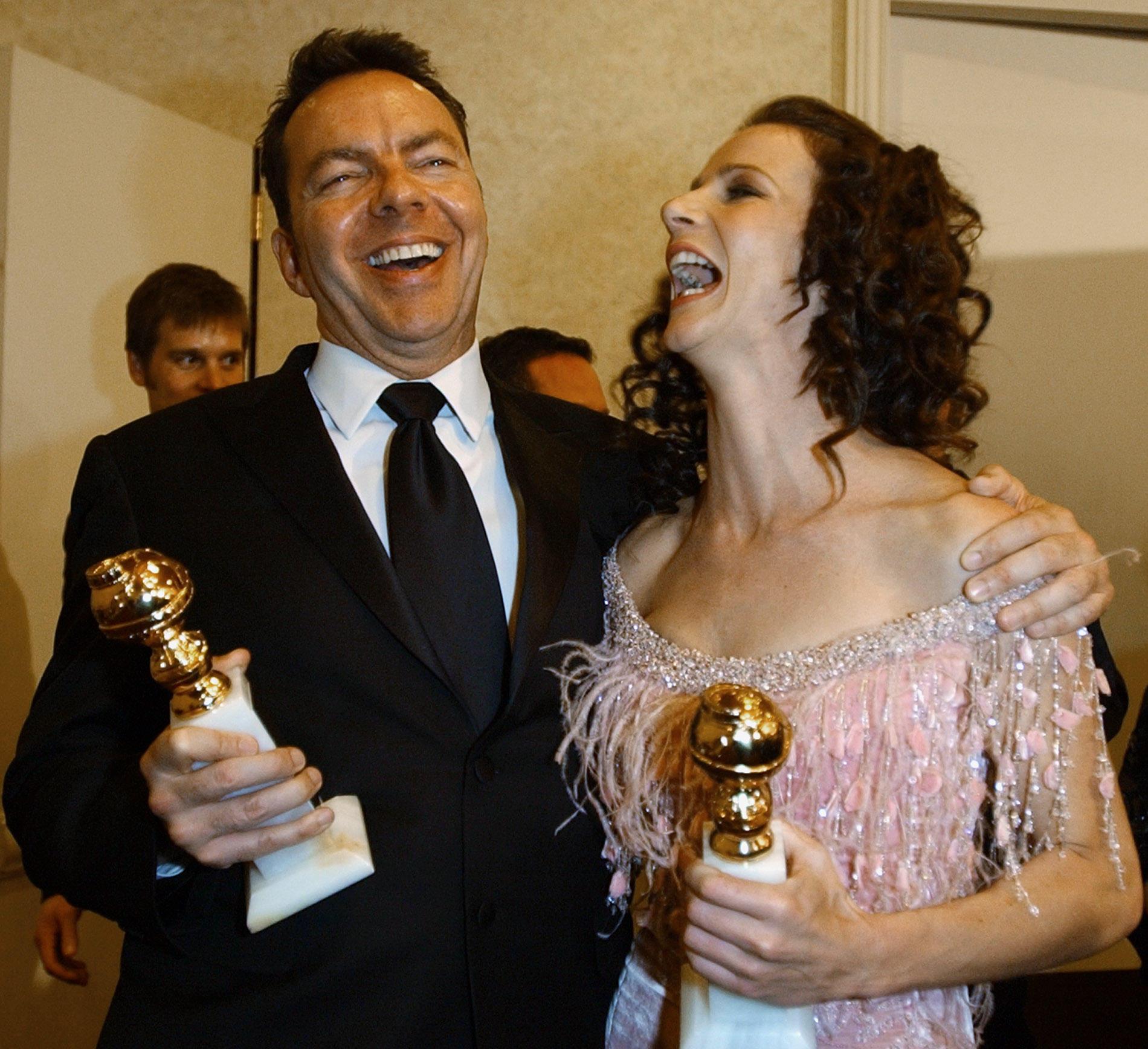 Alan Ball och Rachel Griffiths med sina Golden Globes för ”Six feet under”