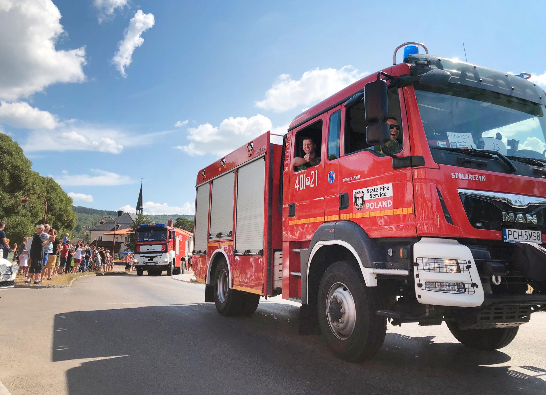 Sverige fick hjälp från flera andra länder för att släcka bränderna. Här passerar en konvoj av med polska brandbilar Rättvik på väg norrut.