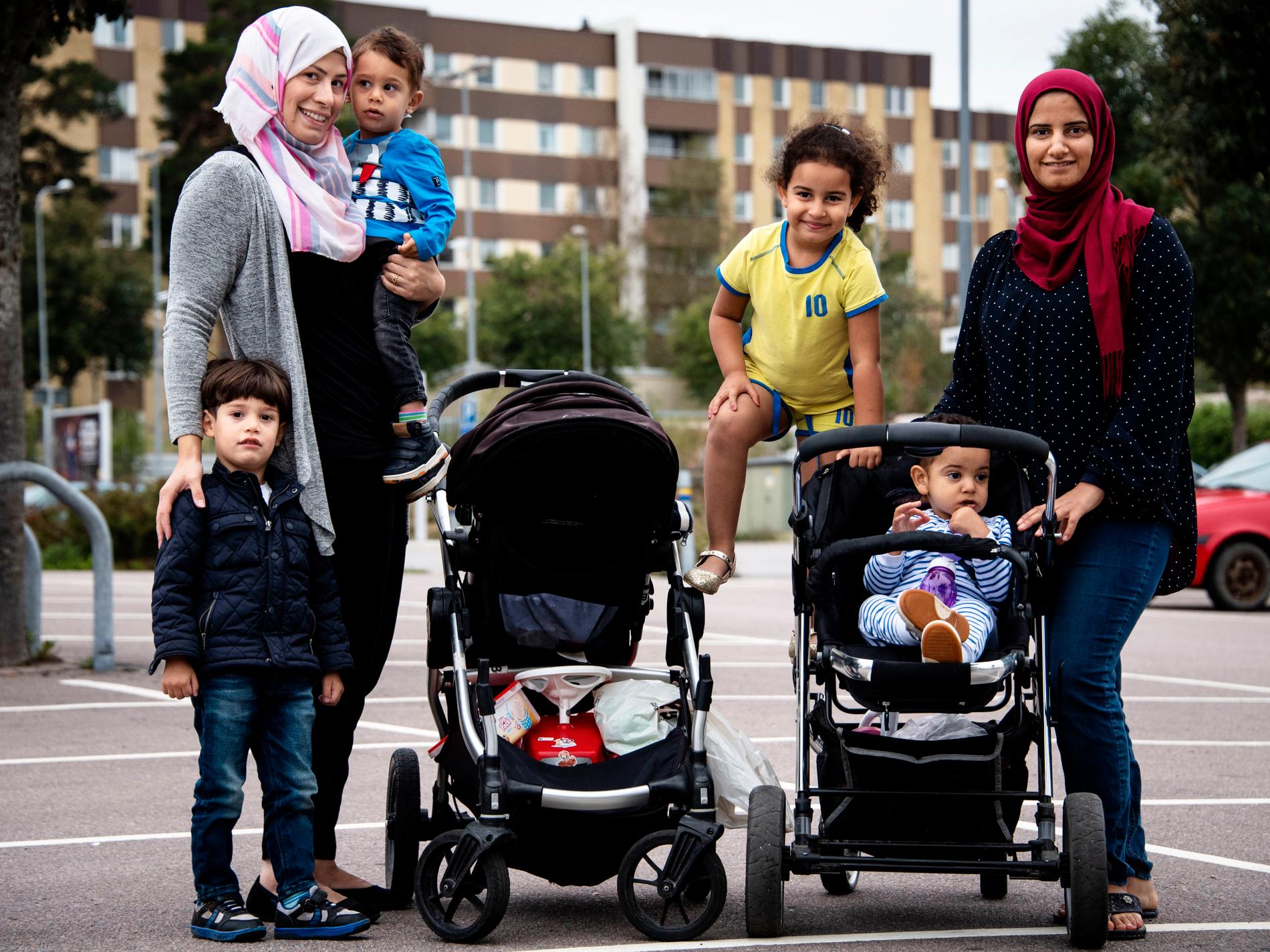 Yasmine Khaled och Reham Albadrasawi med sina barn i Gottsunda.