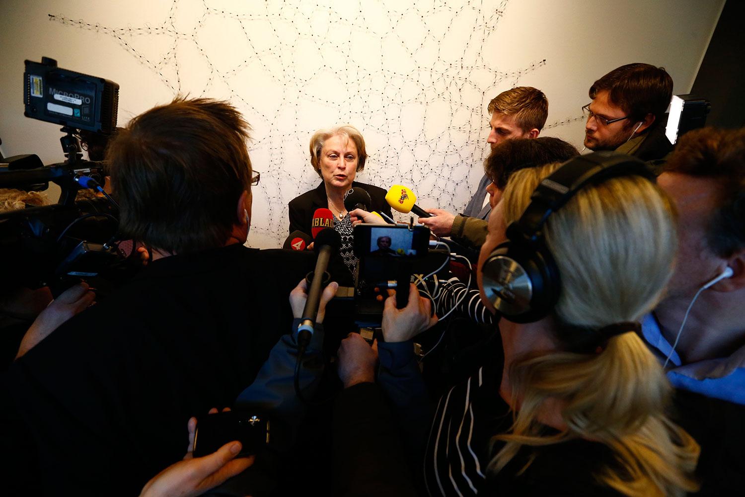 Stort medieuppbåd i Skövde när rättens ordförande Anna Karin Lundberg meddelar domen.