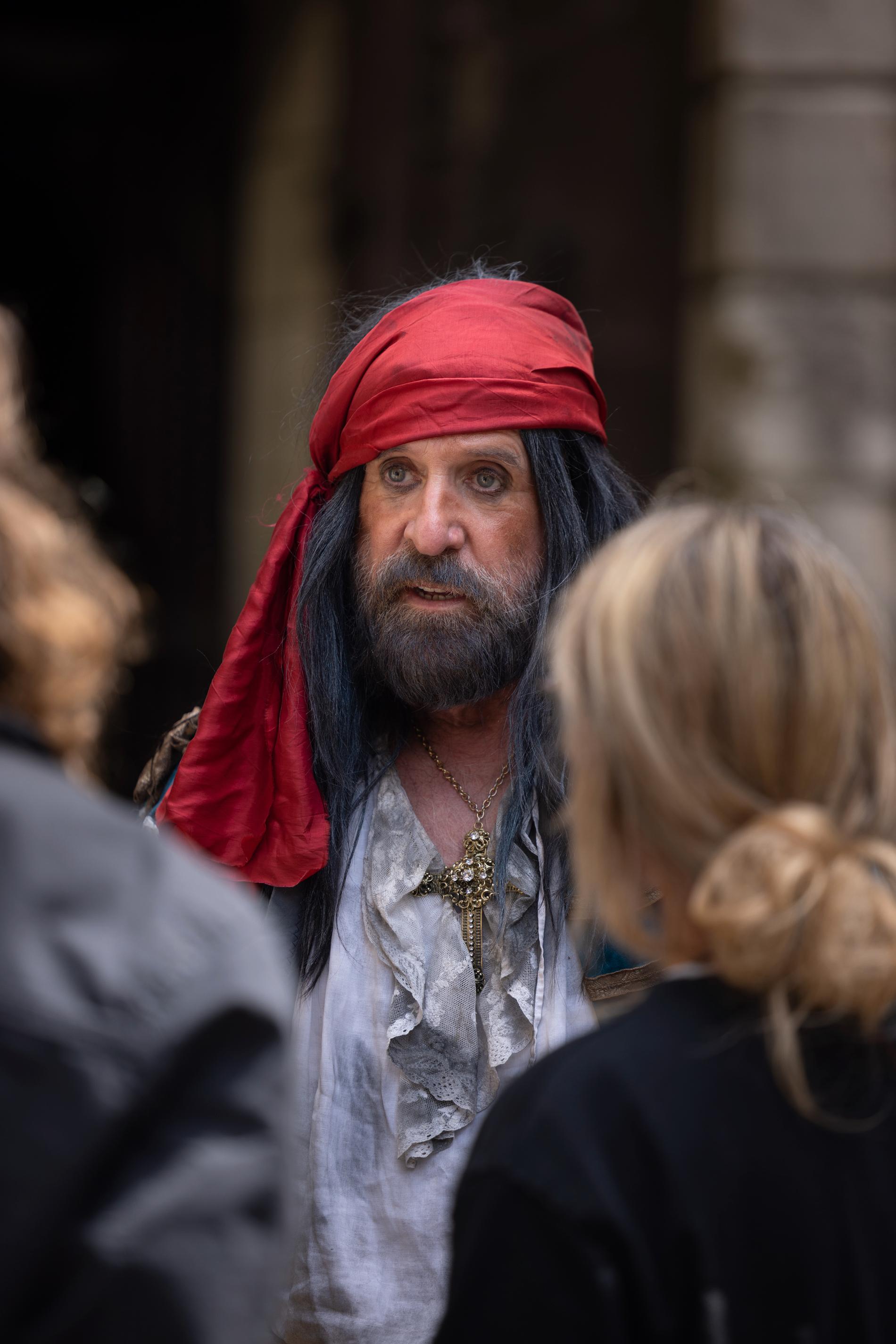 Peter Stormare som Kapten Kaboom, nya Fader Fouras, i Fångarna på fortet.