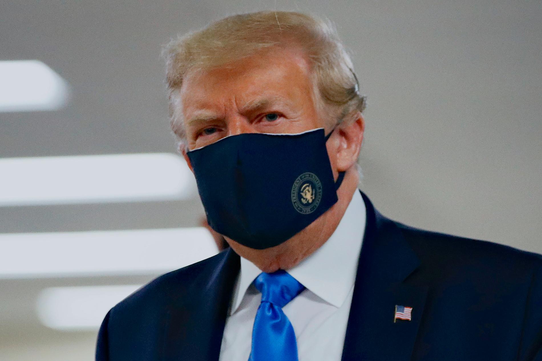 Trump med munskydd under ett sjukhusbesök. 