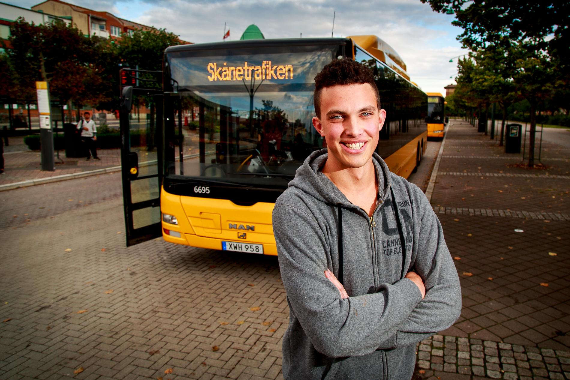 Mattias Grönvall tog snabbt över bussen när chauffören svimmade - nu är han Årets Livräddare.