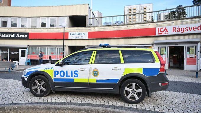 Polis på plats i Rågsved i södra Stockholm
