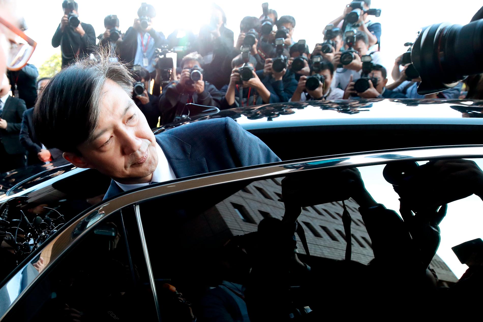 Sydkoreas justitieminister Cho Kuk lämnar regeringsbyggnader efter att meddelat sin avgång.