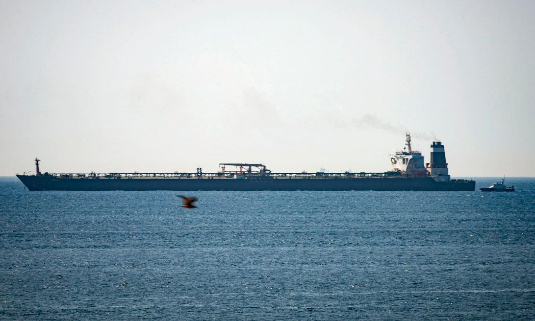 En iransk oljetanker har stoppats utanför Gibraltar och besättningen förhörs.