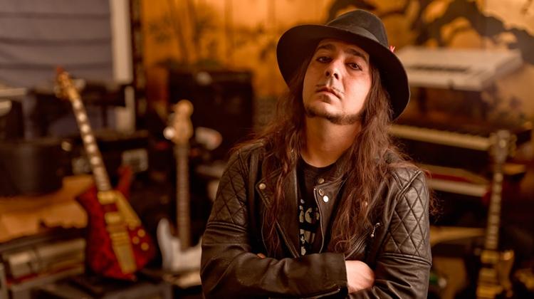 Hatten av (eller på?) för Daron Malakian som släppt två solida singlar med sitt, snart albumaktuella, sidoprojekt Scars On Broadway.