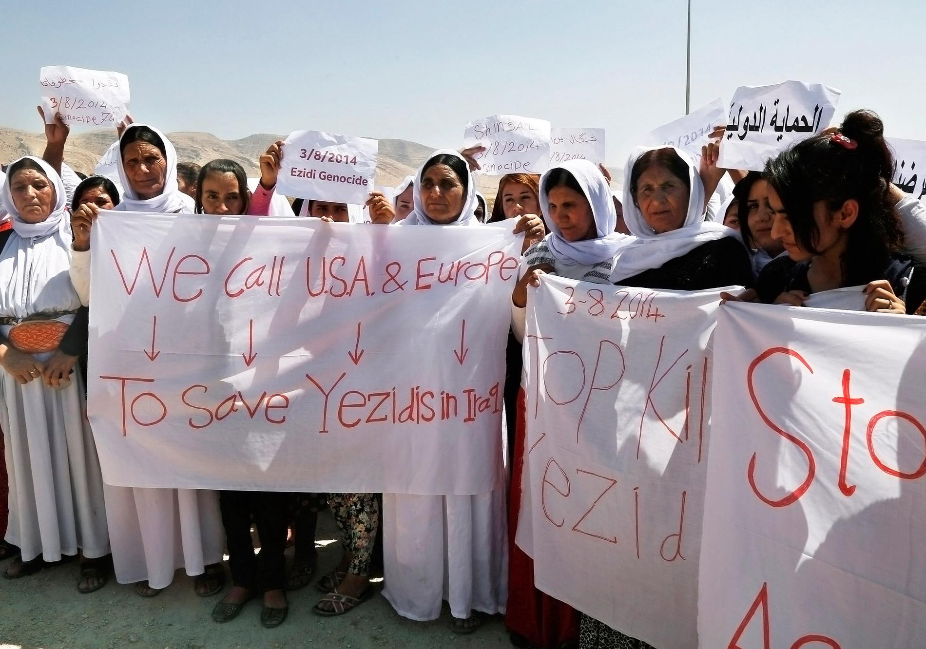 Jezidiska kvinnor demonstrerade mot islamiska staten i Dohuk, norra Irak, den 3 augusti. För ett år sedan invaderade IS jezidernas hemtrakter och börjat röva bort kvinnor och barn.