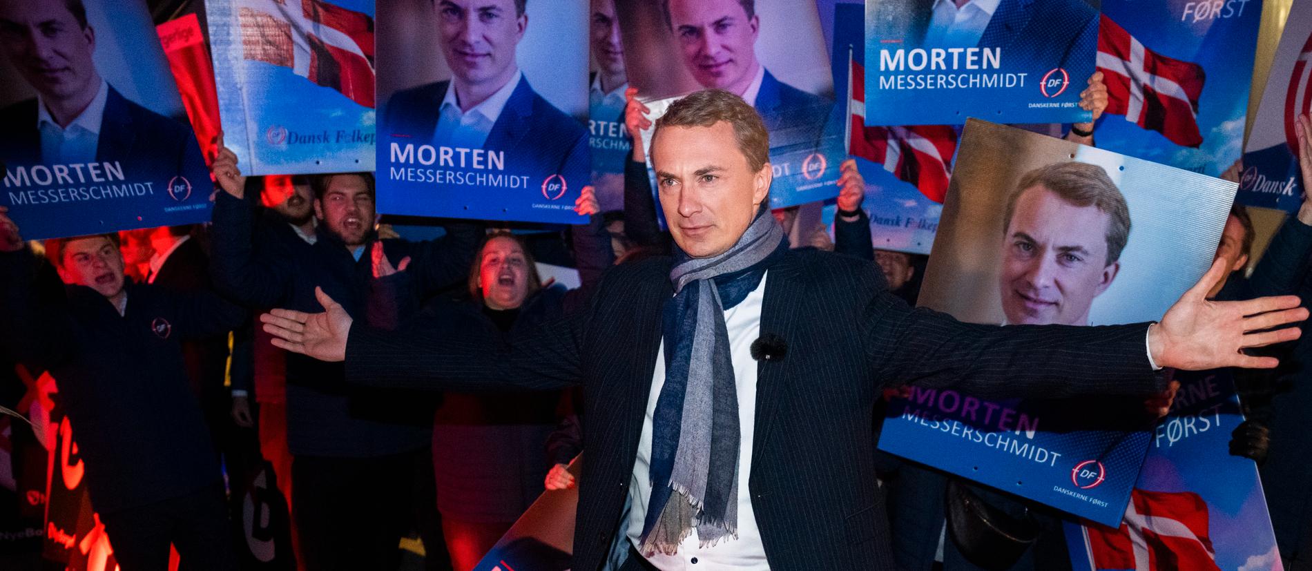 Morten Messerschmidt anländer till partiledardebatt i Köpenhamn i söndags.