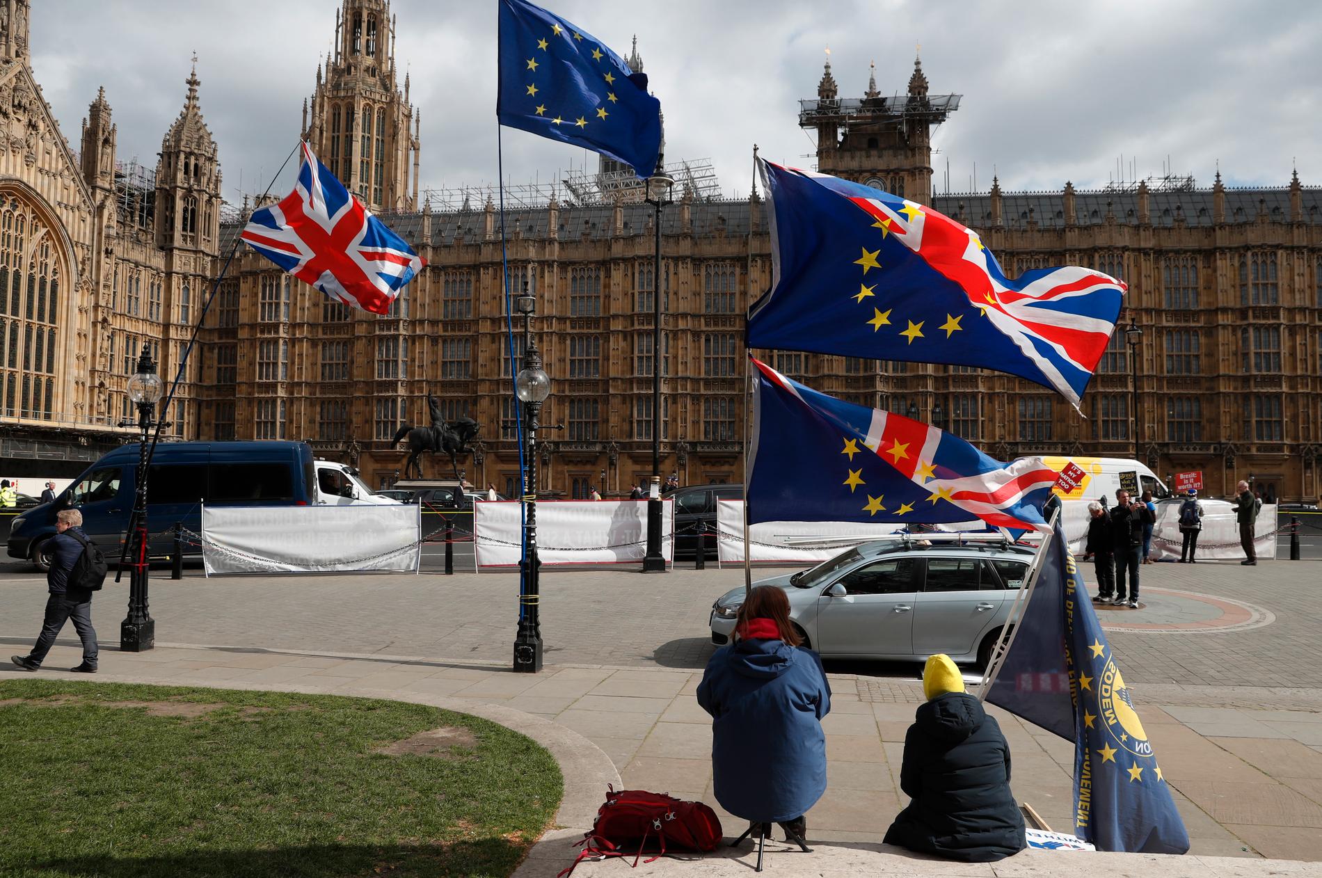 Demonstranter utanför Westminsterpalatset i London.