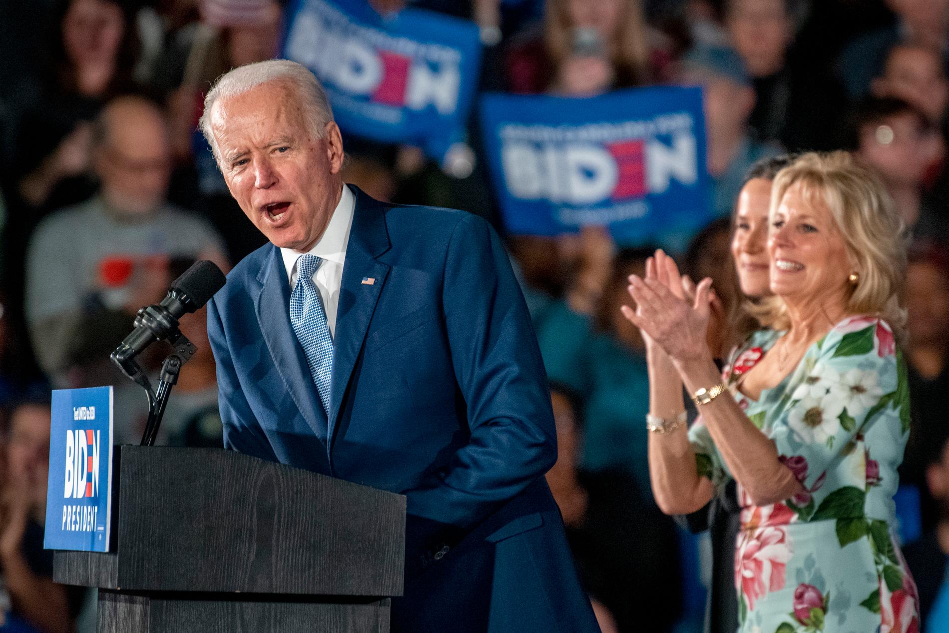 Joe Biden med hustrun Jill Biden vid sin sida. 
