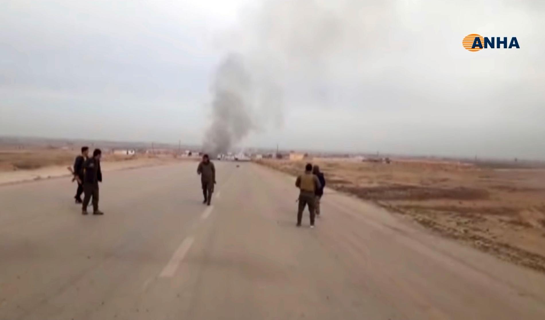 Kurdiska soldater utposterade där en självmordsbombare attackerat en militärkonvoj.