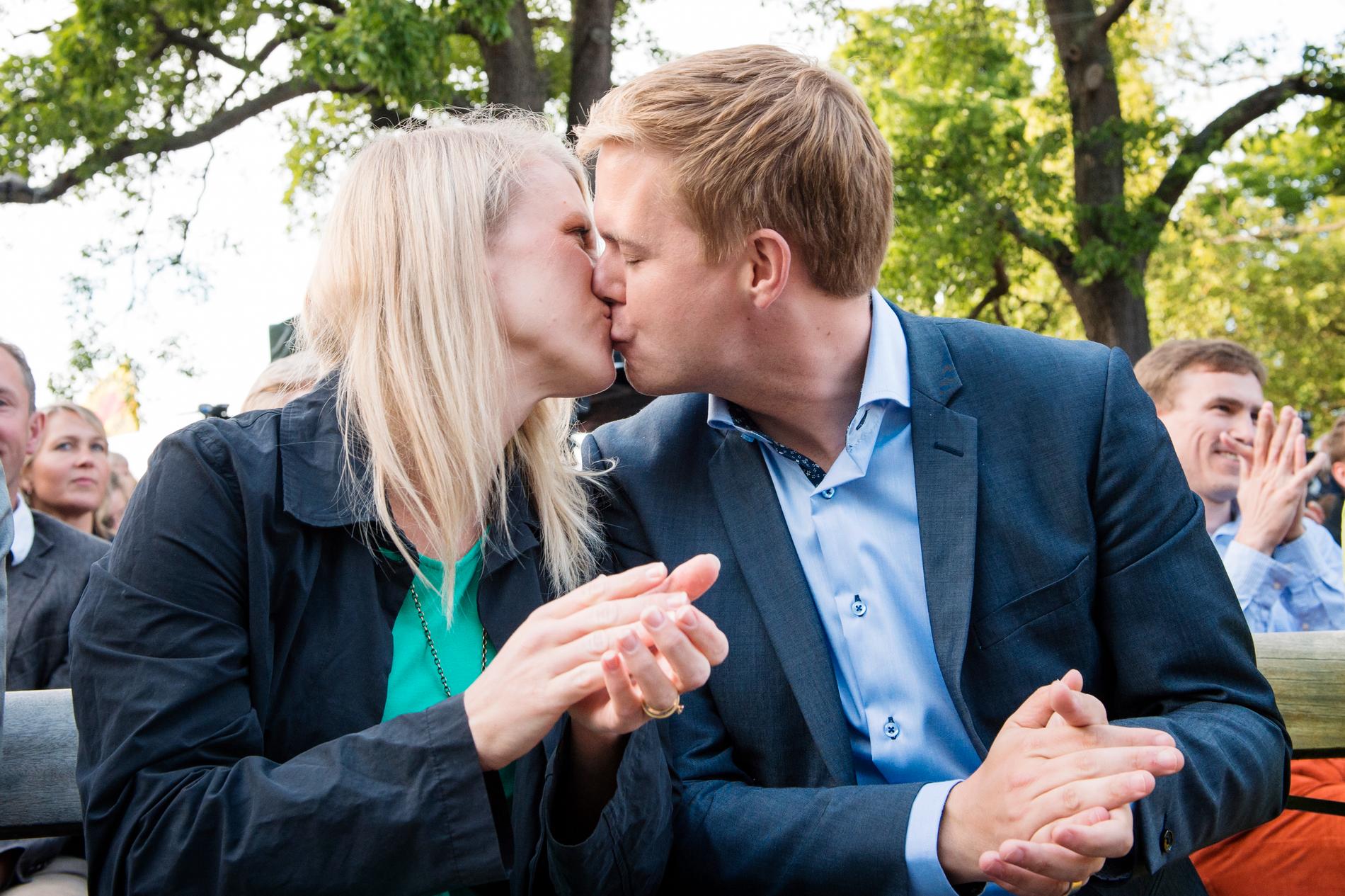 Gustav och Jennie Fridolin pussas under Almedalsveckan 2014.