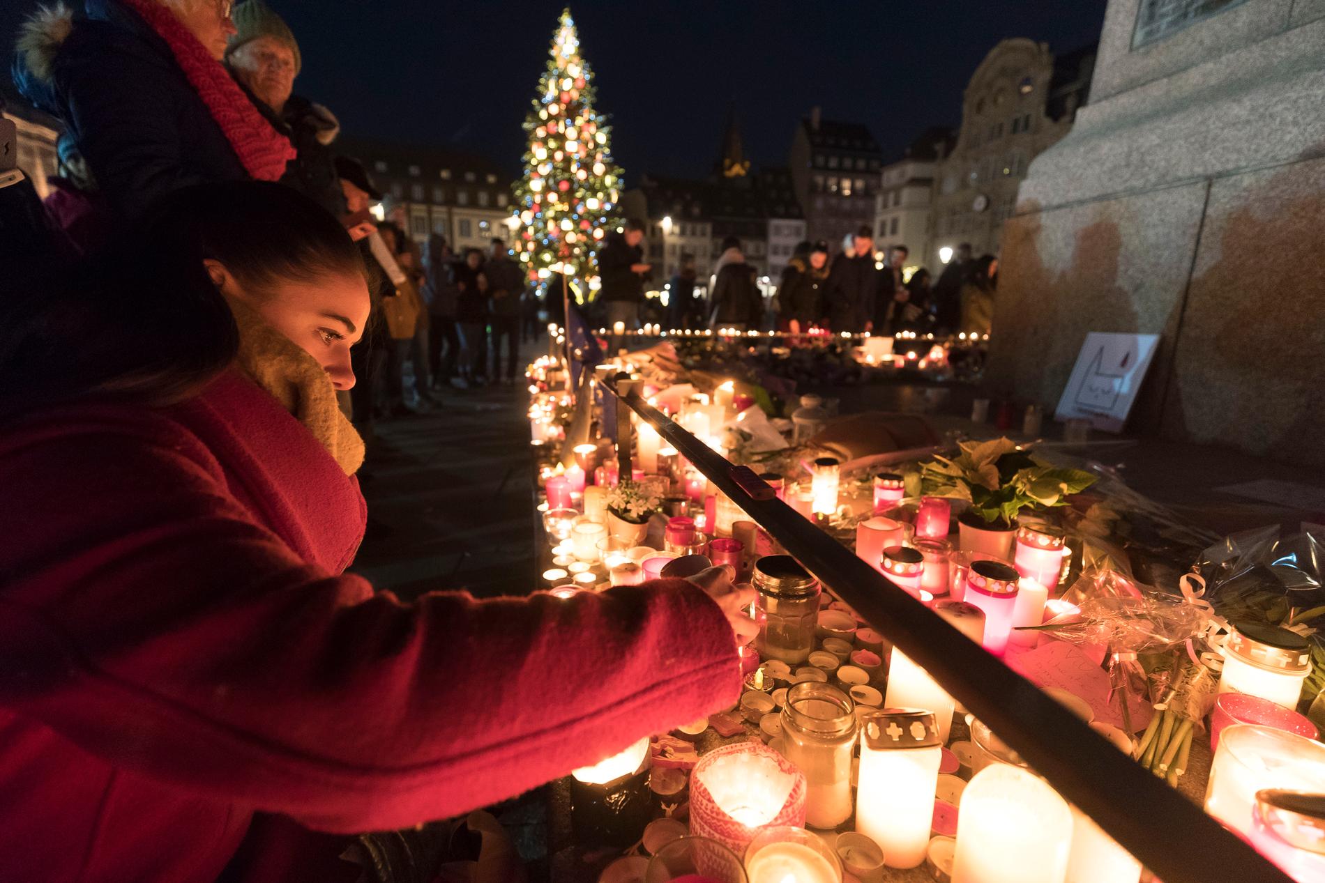 Människor hedrar offren för attentatet i Strasbourg som krävde fem liv.