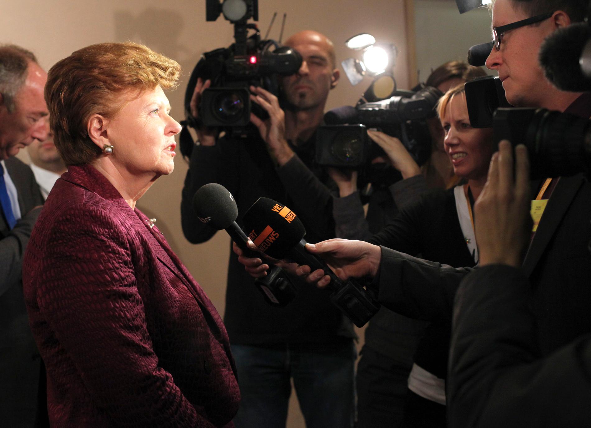 På apberget Lettlands förra president Vaira Vike-Freiberga vill ha strängare lagstiftning för journalistiken i EU. Här vid ett möte i EU-parlamentet i Bryssel, 2009.