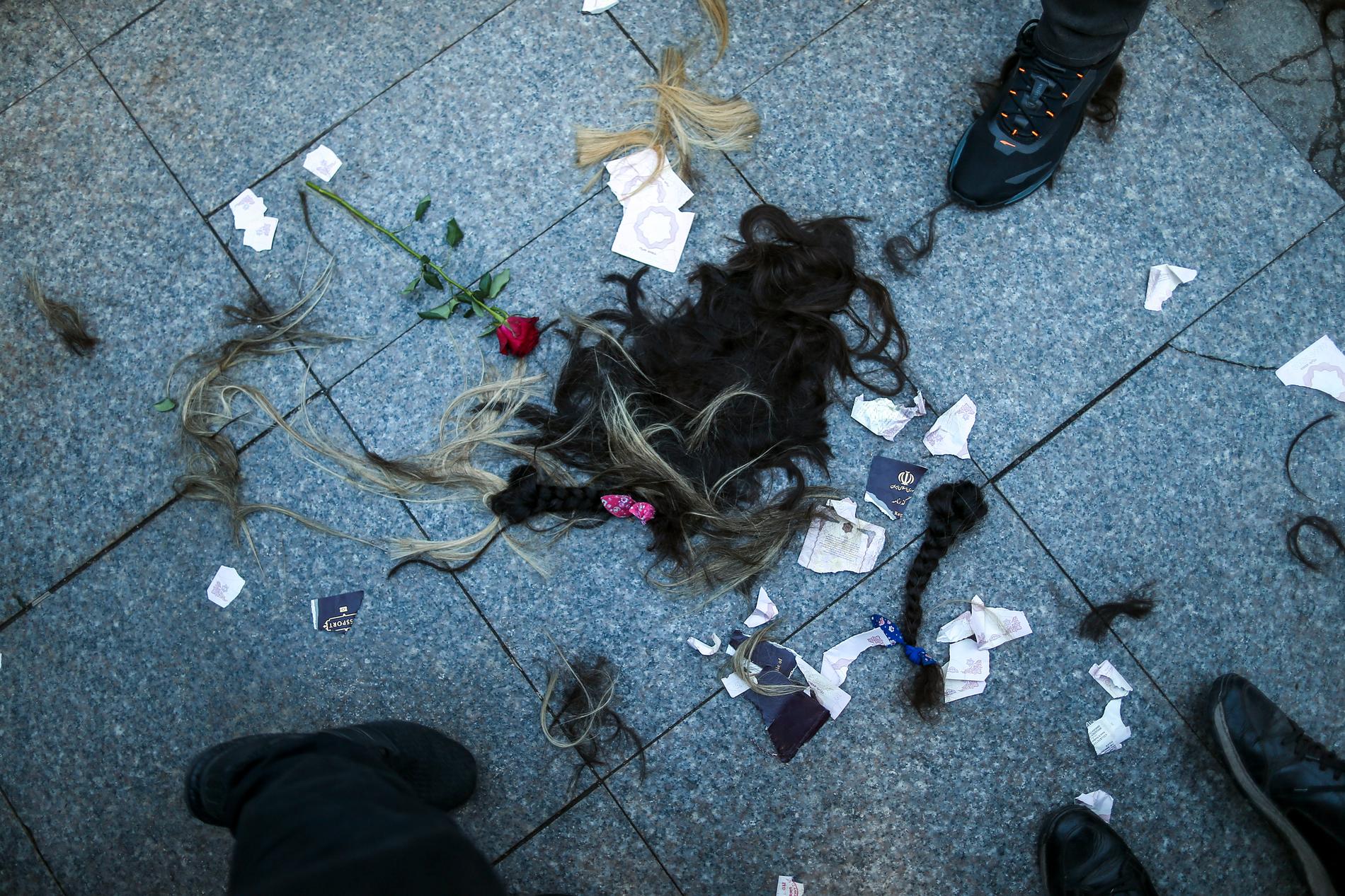 Istanbul, Turkiet. Kvinnor lämnar sitt avklippta hår på marken. 