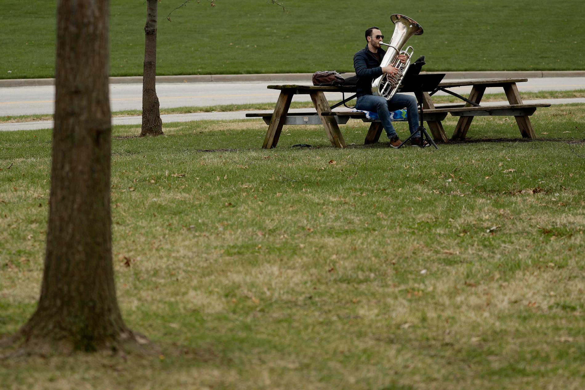 KANSAS CITY, USA Joe LeFavre övar ensam i en park med sin tuba.