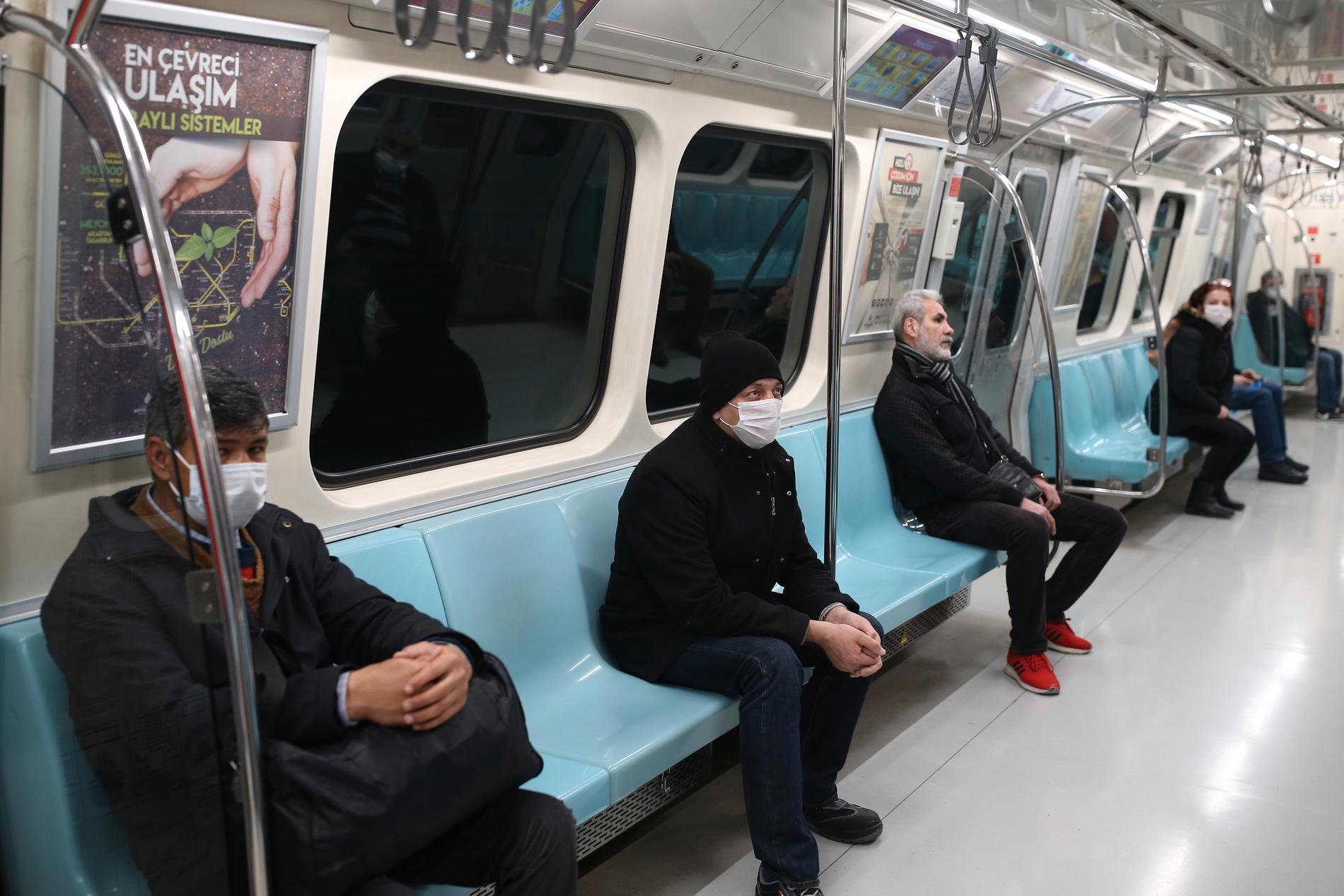 ISTANBUL, TURKIET Passagerarna i tunnelbanan är noga att hålla avstånd till varandra.