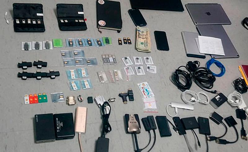 Vid en husrannsakan beslagtog ecuadorianska myndigheter ett stort antal elektroniska tillhörigheter.