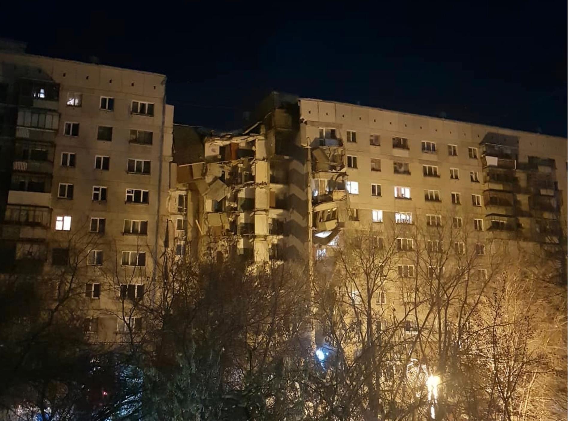 Minst fyra personer har dött och 79 saknas efter att  ett höghus i Magnitogorsk i södra Ryssland rasat ihop.