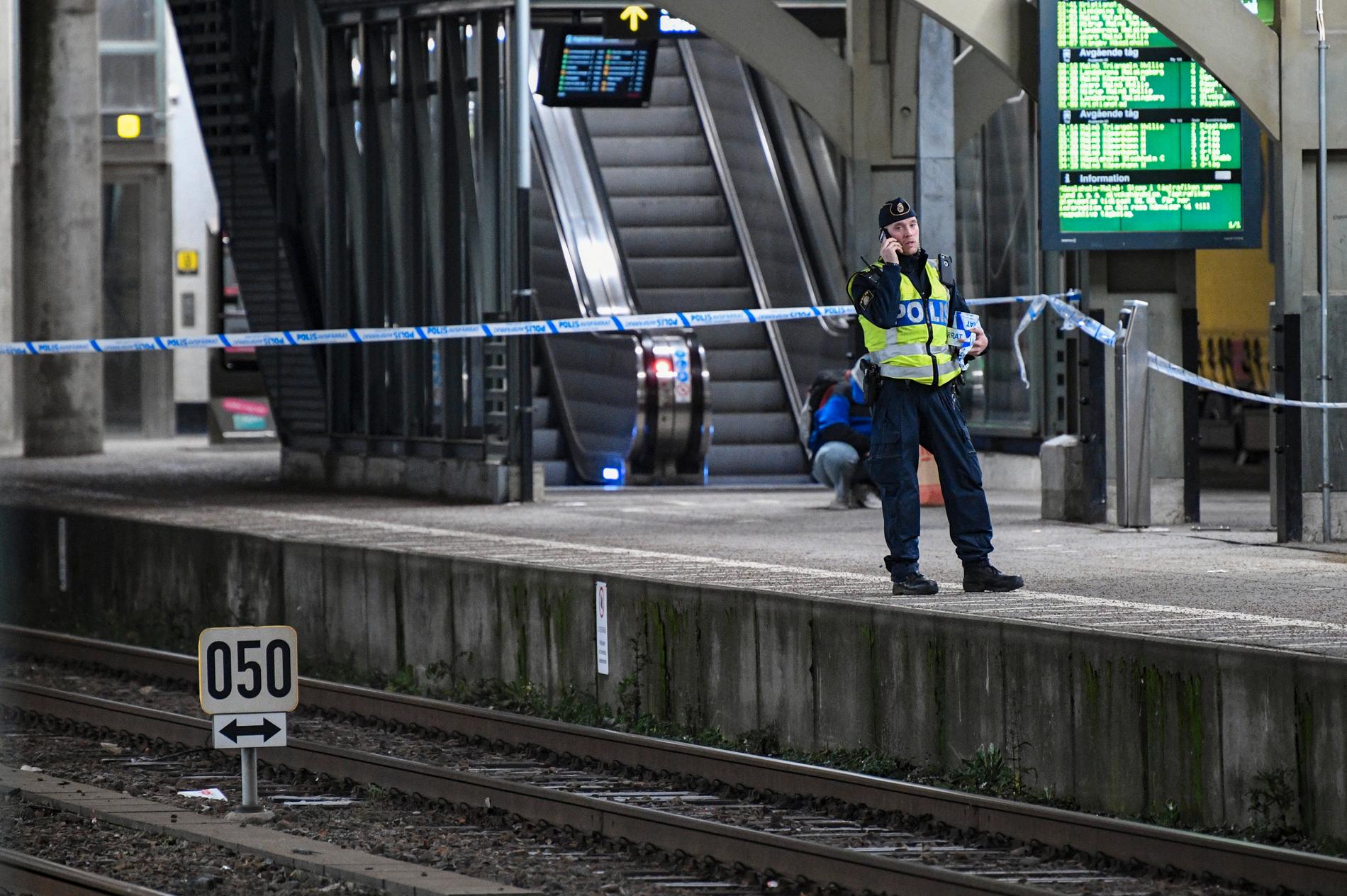Polis på plats efter att en kvinna blivit påkörd av ett tåg på Lund central en kväll i december förra året. Arkivbild.